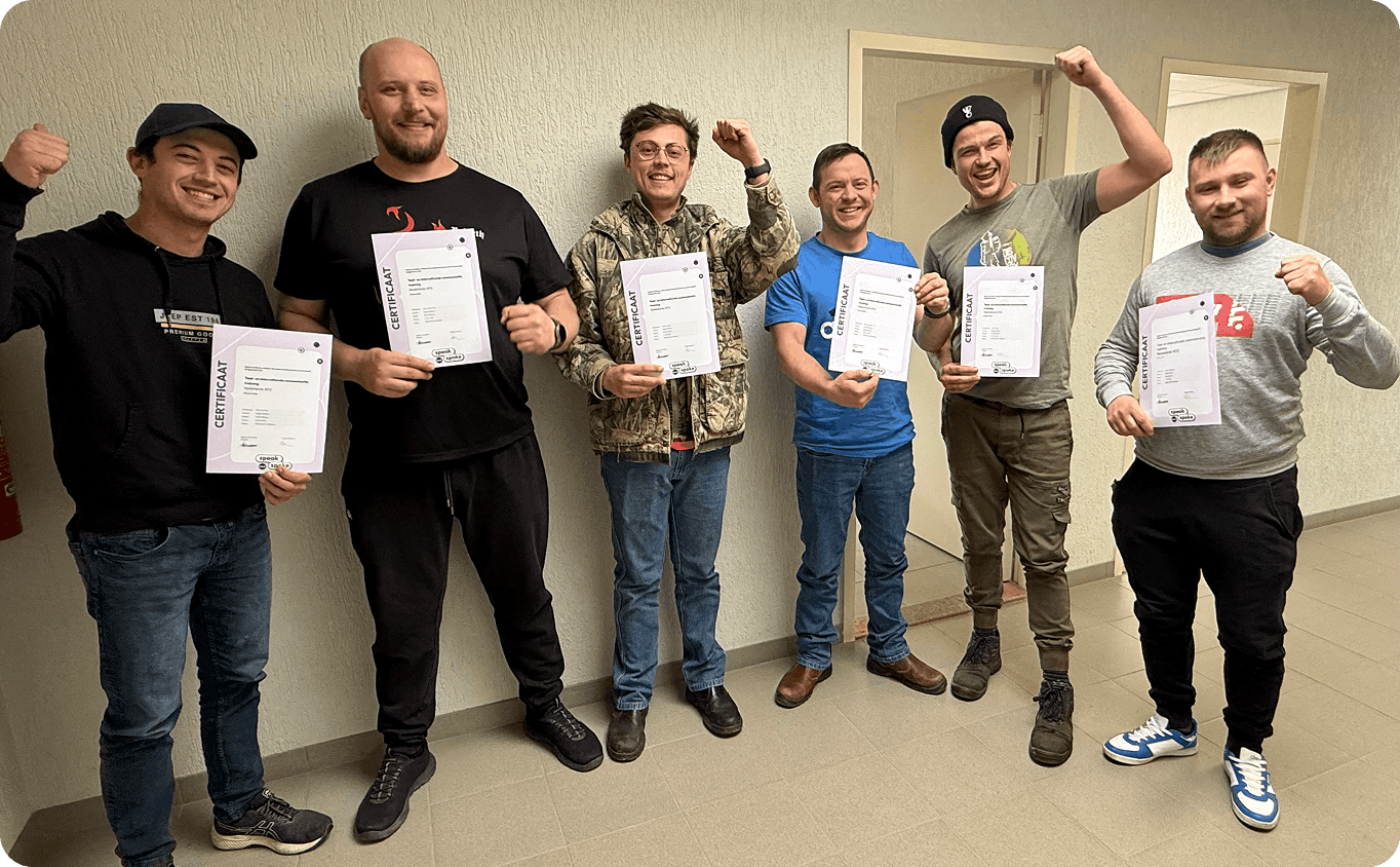Deelnemers met hun certificaat na afronding van de taaltraining op de werkvloer