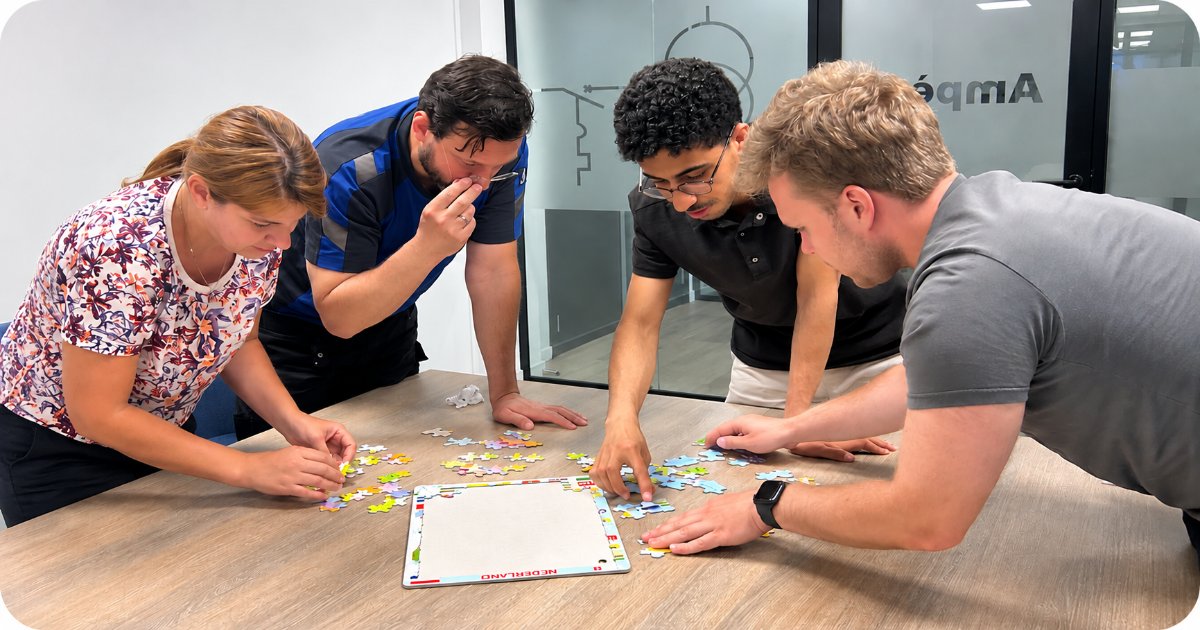 Deelnemers van een taaltraining met hun certificaat op de werklocatie