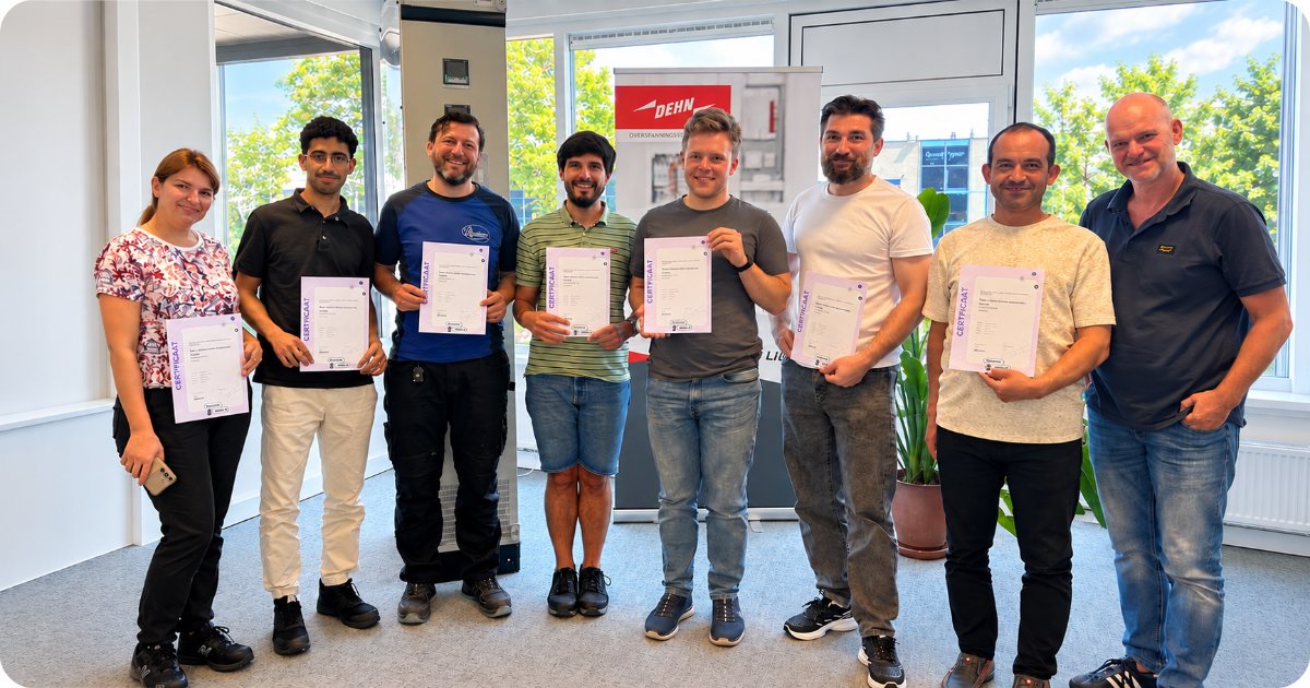 Collega's werken samen aan een oefening tijdens een taaltraining