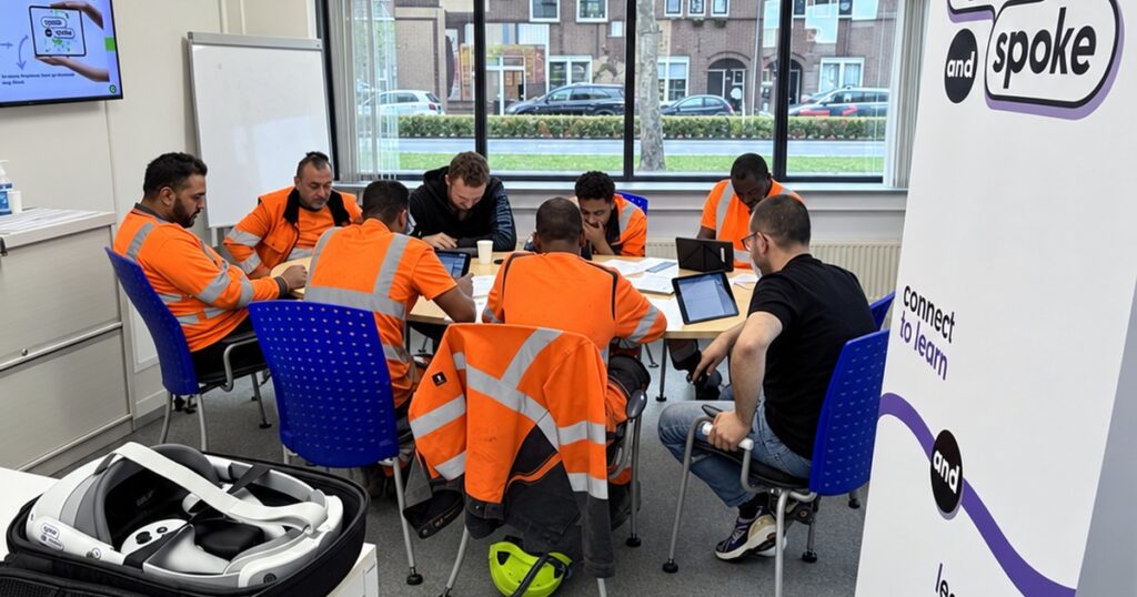 Medewerkers volgen een taaltraining op locatie en werken met tablets